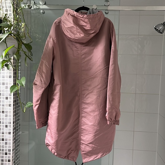 Acne Studio FACE PATCH WATER RESISTANT HOODED PARKA IN Dusty Rose - Picture 2 of 8
